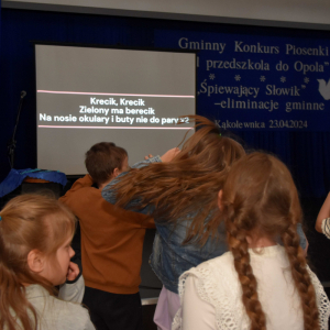 Uczestnicy konkursu podczas wspólnego karaoke.