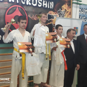 Karatecy podczas wręczenia nagród.