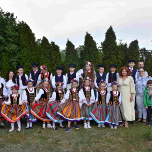 Zdjęcie grupowe dzieci wraz z instruktorką i rodzicami.