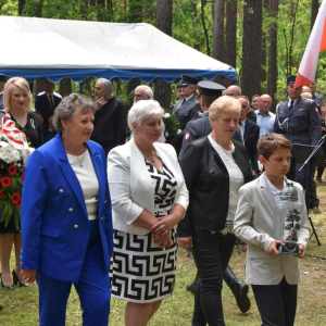 Złożenie wieńców przy pomniku.