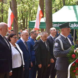 Złożenie wieńców przy pomniku.