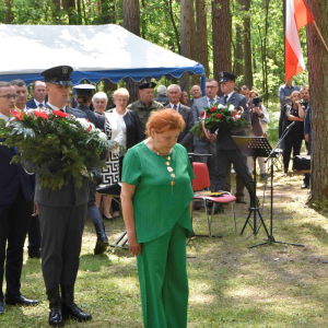 Złożenie wieńców przy pomniku.