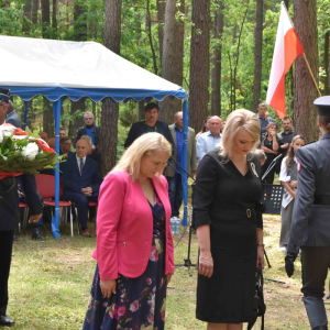 Złożenie wieńców przy pomniku.