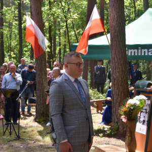 Złożenie wieńców przy pomniku.