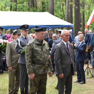 Złożenie wieńców przy pomniku.