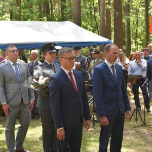 Złożenie wieńców przy pomniku.