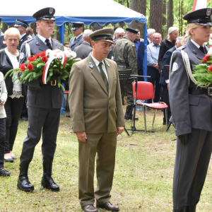 Złożenie wieńców przy pomniku.