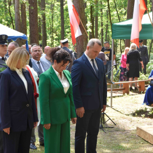 Złożenie wieńców przy pomniku.