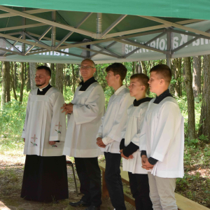 Służba liturgiczna wraz z księdzem wikariuszem.