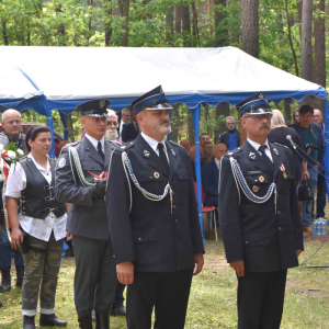 Złożenie wieńców przy pomniku.