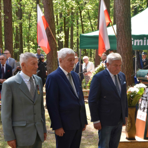 Złożenie wieńców przy pomniku.