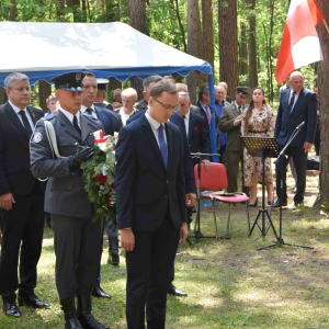 Złożenie wieńców przy pomniku.