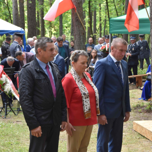 Złożenie wieńców przy pomniku.