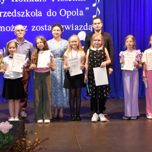 Zdjęcia z konkursu śpiewaczego.