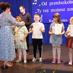 Zdjęcia z konkursu śpiewaczego.