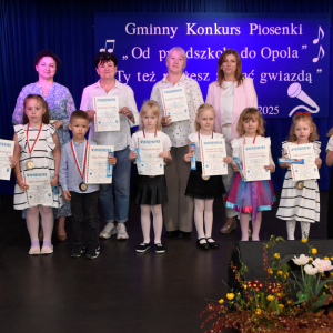 Zdjęcia z konkursu śpiewaczego.