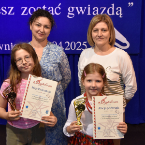 Zdjęcia z konkursu śpiewaczego.