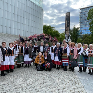 Zdjęcia zespołów.