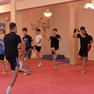 Zdjęcia z zajęć kickboxingu.