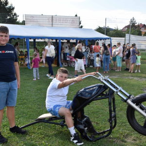 Zdjęcia z pomarańczowego pikniku.