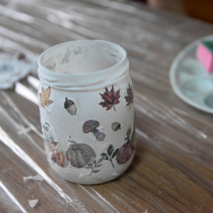 Zdjęcia z zajęć decoupage.