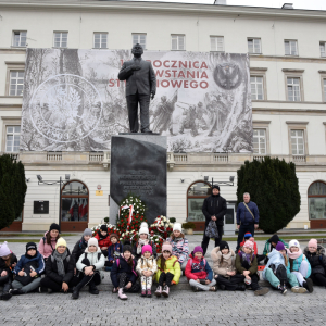 Uczestnicy wycieczki do Warszawy przy pomniku upamiętniającym Lecha Kaczyńskiego.