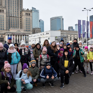 Uczestnicy wycieczki do Warszawy w pobliżu Pałacu Kultury i Nauki.