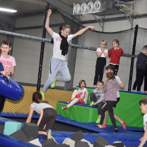 Uczestnicy wycieczki do Siedlec w Parku Trampolin.