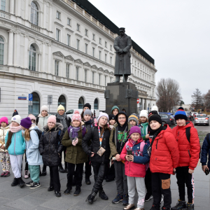 Uczestnicy wycieczki do Warszawy przy pomniku upamiętniającym Józefa Piłsudzkiego.