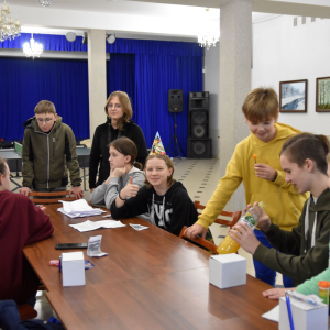 Uczestnicy gry terenowej znajdujący się na podsumowaniu gry w Gminnym Ośrodku Kultury.