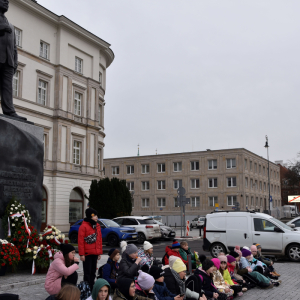 Uczestnicy wycieczki do Warszawy przy pomniku upamiętniającym Lecha Kaczyńskiego.