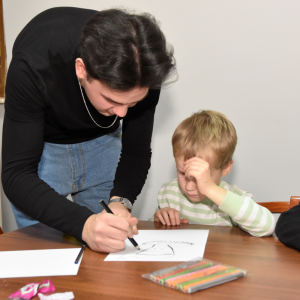 Uczestnicy zajęć plastycznych w trakcie zajęć.