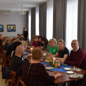 Uczestnicy spotkania podczas poczęstunku.