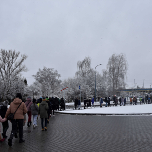 Uczestnicy wycieczki podczas zwiedzania nowego dworca autobusowego.