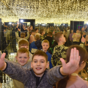 Uczestnicy wycieczki podczas pobytu w Selfie Station.