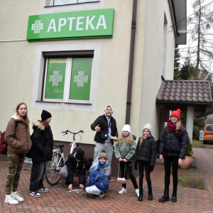 Uczestnicy podczas gry terenowej.